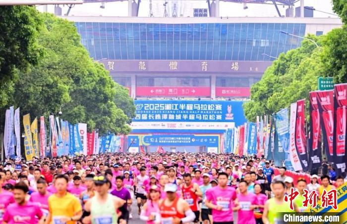 15000名跑友沿湘江奔跑用脚步丈量长沙春日画卷的