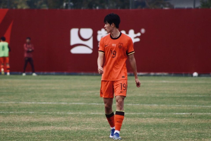 18岁新援邓捷夫中超首秀惊艳 12924米跑动登顶跑动