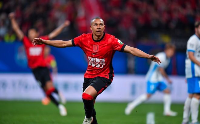 成都蓉城5-1大胜青岛西海岸 费利佩生日帽戏法助