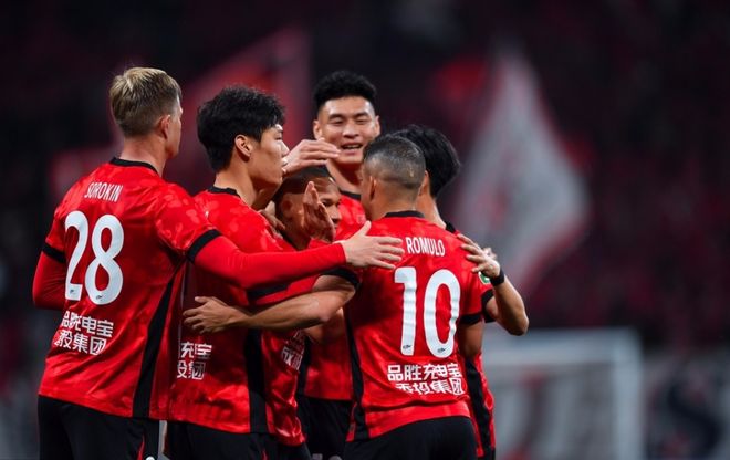 成都蓉城5-1大胜青岛西海岸 费利佩生日帽戏法助