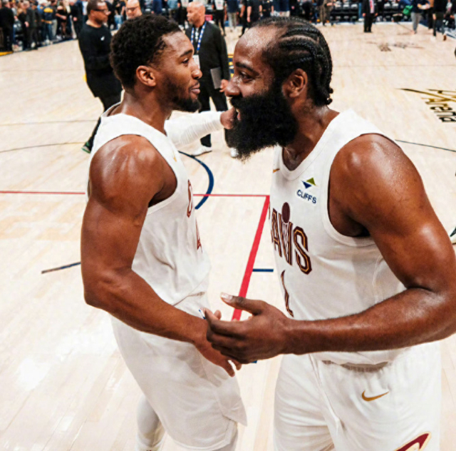 米切尔关键抛投锁定胜局 骑士42分狂奔掀翻魔术