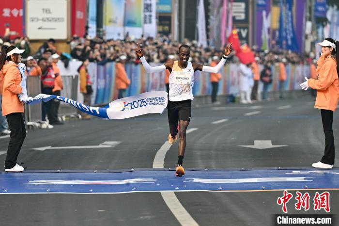 肯尼亚选手Boaz Kipkemei以2小时7分18秒夺冠，刷新重