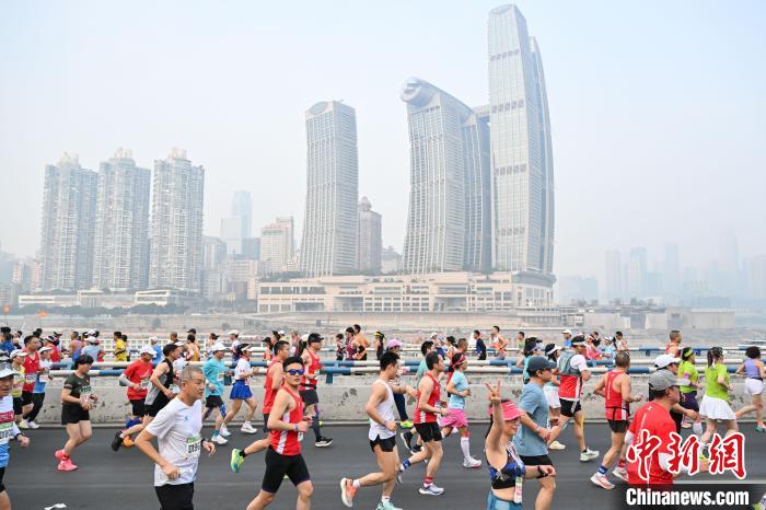 肯尼亚选手Boaz Kipkemei以2小时7分18秒夺冠，刷新重